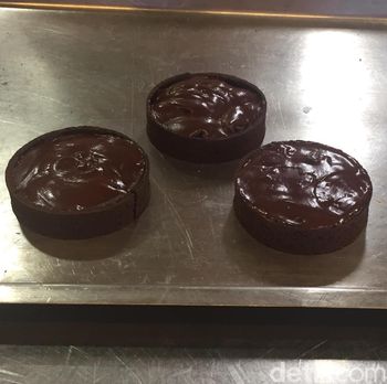Tartlet Cokelat Kurma yang Istimewa dengan  Saus Pistachio