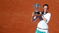 Bagi Ostapenko, gelar juara grand slam Prancis Terbuka menjadi istimewa sebab ini adalah titel pertama yang dimenanginya di turnamen level tur WTA. Christian Hartmann/Reuters.