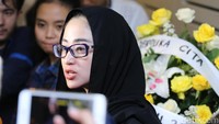 Dewi Persik datang mengenakan kacamata, tapi masih terlihat mata merahnya menahan tangis. Foto: Hanif/detikHOT
