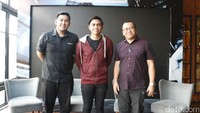 Pembicaranya ada PR Manager PT Toyota Astra Motor Rouli H Sijabat (kanan), public figure Ditto Percussion (tengah), dan Achmad Reza dari detikOto (kiri). Foto: Dadan Kuswaraharja