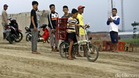 Lokasi proyek tol juga dijadikan sebagai arena bermain burung.