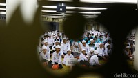 Anak-anak yatim piatu yang hadir berasal dari yayasan panti asuhan dan pondok pesantren di DKI Jakarta.