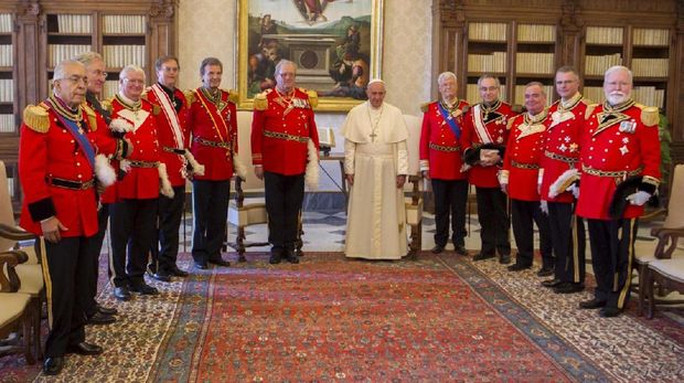 Paus Francis dengan Grand Master Order of Malta dan para delegasi (Reuters)