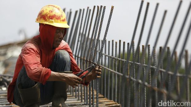  Pekerja melakukan proses pembangunan fly over Kesambi Prupuk, Senin (12/6/2017)