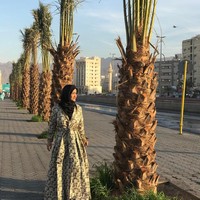 Dress panjang bercorak elegan membuat penampilan Julia Perez terlihat anggun. Balutan jilbab simpel semakin menambah kesan feminin pada penampilan Jupe kala itu. Foto: Instagram @juliaperrezz