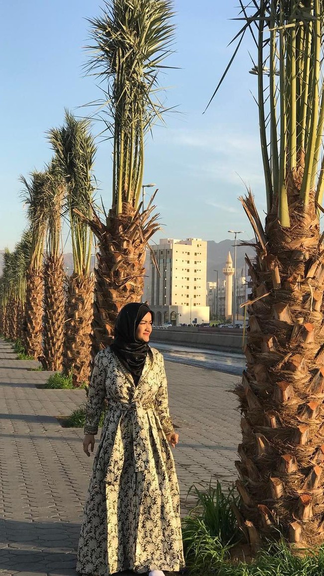 Dress panjang bercorak elegan membuat penampilan Julia Perez terlihat anggun. Balutan jilbab simpel semakin menambah kesan feminin pada penampilan Jupe kala itu. Foto: Instagram @juliaperrezz