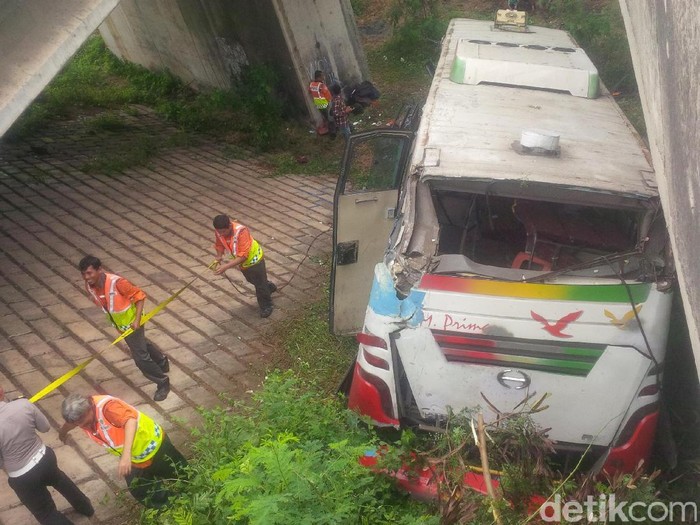 Bus Terjun ke Kolong Tol Merak, 3 Orang Tewas dan 19 Luka-luka
