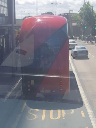 Aksi Wanita Bercadar Tolong Nenek-nenek di Bus London Jadi Viral
