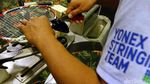 Mengintip Bengkel Reparasi Raket Badminton