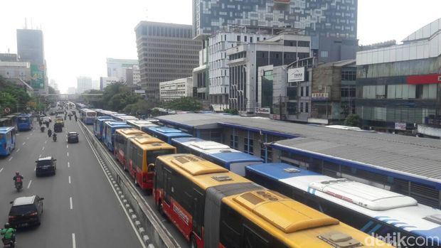 Puluhan bus TransJakarta berhenti beroperasi di halte Harmoni Central Busway, Jakarta Pusat. 
