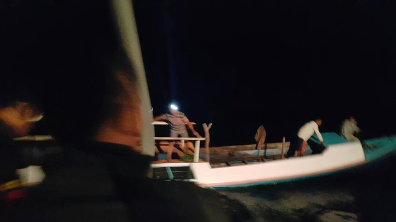 Kemudi Patah, 6 Nelayan di Maumere Nyaris Tenggelam Kemudi Patah, 6 Nelayan di Maumere Nyaris Tenggelam