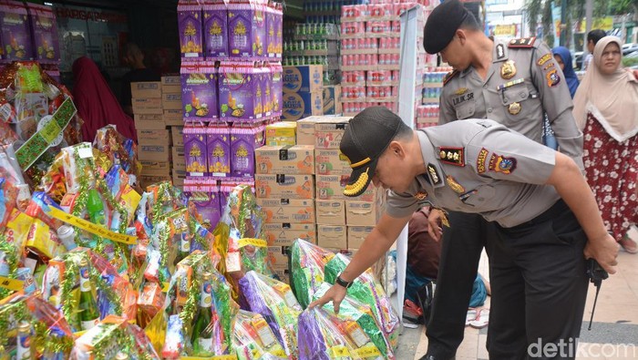 Polisi Pekanbaru Sidak Penjual Parsel dan Minuman Kaleng