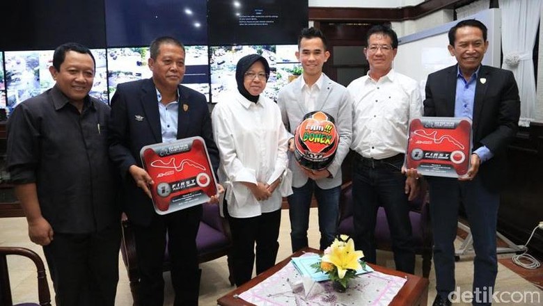 Ini Pesan Risma Saat Bertemu Pembalap Berprestasi Asli Surabaya Ini Pesan Risma Saat Bertemu Pembalap Berprestasi Asli Surabaya