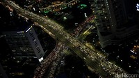 Kemacetan di persimpangan Kuningan, Jakarta, Senin (12/6/2017) saat waktu berbuka puasa.