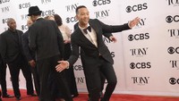 Dan mungkin ini adalah pose yang dibuat John Legend untuk istrinya tersebut. Jason Kempin/Getty Images for Tony Awards Productions/detikFoto.