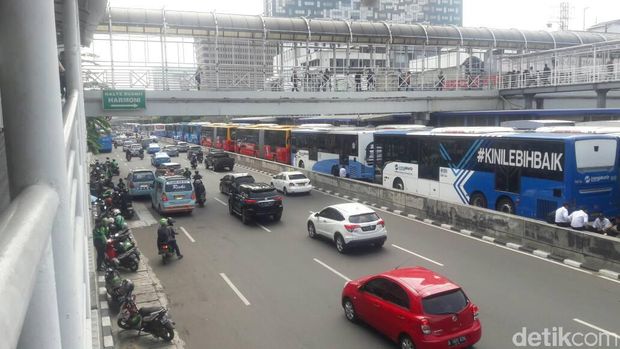 Puluhan bus TransJakarta berhenti beroperasi di halte Harmoni Central Busway, Jakarta Pusat. 