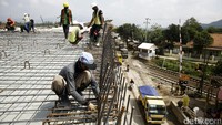 Sejumlah pekerja tengah menyelesaikan proses pembangunan.
