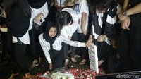 Kesedihan Ririn Ekawati yang ditinggal sang suami selamanya (Foto: Ririn Ekawati saat memakamkan sang suami, Ferry Wijaya (ludi/detikhot)