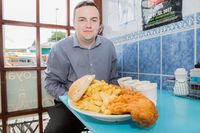 Restoran Ini Punya Tantangan Makan 'Fish and Chips' dengan Ikan Hampir 1 Kg!