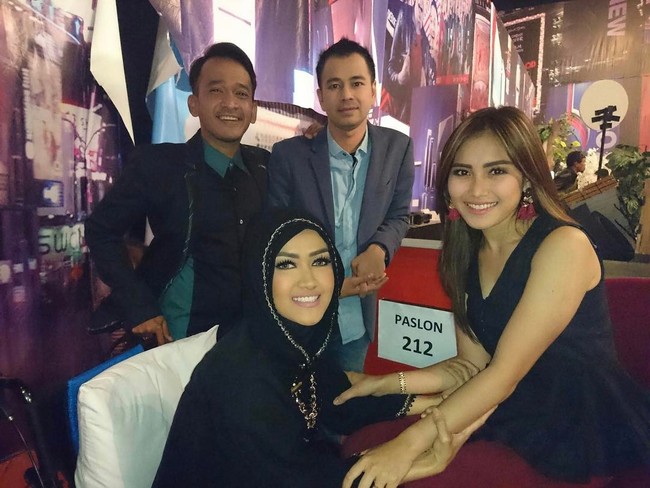 Foto ini diambil ketika Jupe sedang berada di salah satu acara reality show bersama Ayu Ting Ting, Raffi Ahmad, dan Ruben Onse. Julia Perez terlihat mengenakan jubah dan kerudung hitam. Foto: Instagram @juliaperrezz