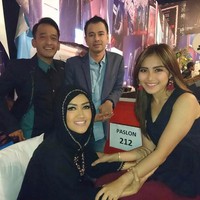 Foto ini diambil ketika Jupe sedang berada di salah satu acara reality show bersama Ayu Ting Ting, Raffi Ahmad, dan Ruben Onse. Julia Perez terlihat mengenakan jubah dan kerudung hitam. Foto: Instagram @juliaperrezz