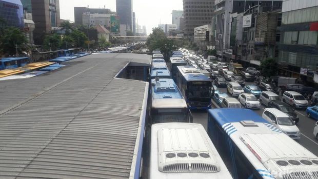 Puluhan bus TransJakarta berhenti beroperasi di halte Harmoni Central Busway, Jakarta Pusat. 