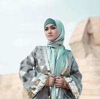 Foto ini diambil ketika Julia Perez pergi ke Mesir pada awal tahun ini. Jupe tampil anggun dalam balutan jilbab tosca dan oversized outerwear karya Anniesa Hasibuan. Foto Jupe ini diambil oleh fotografer Aldi Photo.  Foto: Instagram @juliaperrezz