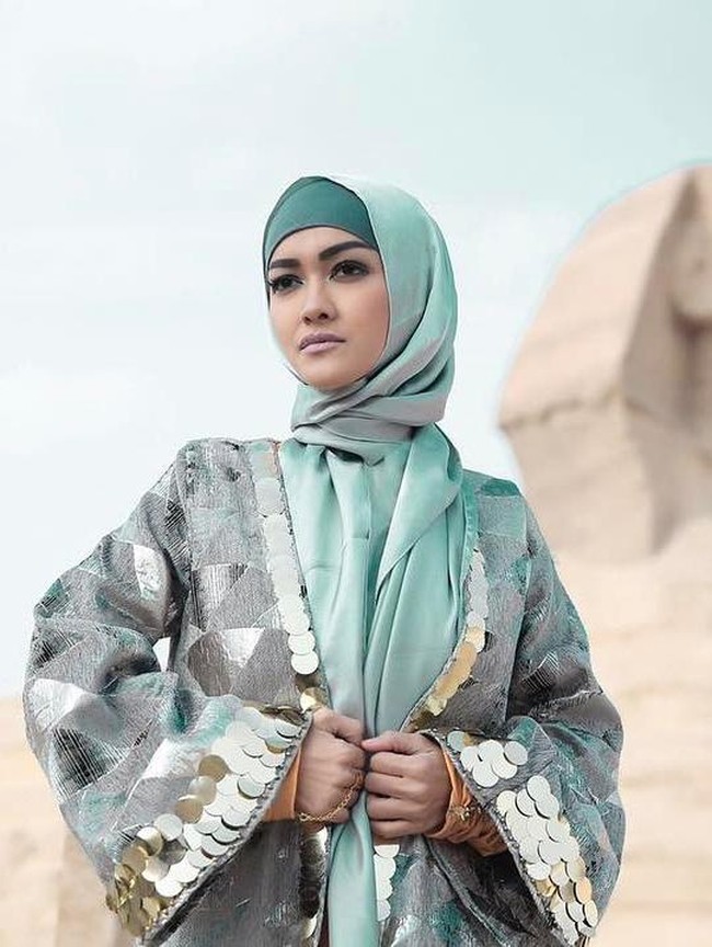 Foto ini diambil ketika Julia Perez pergi ke Mesir pada awal tahun ini. Jupe tampil anggun dalam balutan jilbab tosca dan oversized outerwear karya Anniesa Hasibuan. Foto Jupe ini diambil oleh fotografer Aldi Photo.  Foto: Instagram @juliaperrezz