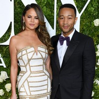 John Legend dan Chrissy Teigen selalu terlihat harmonis, bahkan saat masih pacaran pun keduanya tampak selalu mesra. Meski begitu, John ternyata pernah memutuskan Chrissy dengan alasan saat itu dia sangat sibuk. Untungnya hubungan mereka bisa dipersatukan kembali dan berakhir bahagia di pelaminan. Foto: Dimitrios Kambouris/Getty Images for Tony Awards Productions