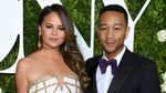 So Sweet! Saat Chrissy Teigen Ikut Abadikan John Legend
