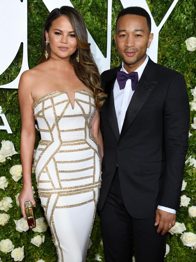 John Legend dan Chrissy Teigen selalu terlihat harmonis, bahkan saat masih pacaran pun keduanya tampak selalu mesra. Meski begitu, John ternyata pernah memutuskan Chrissy dengan alasan saat itu dia sangat sibuk. Untungnya hubungan mereka bisa dipersatukan kembali dan berakhir bahagia di pelaminan. Foto: Dimitrios Kambouris/Getty Images for Tony Awards Productions