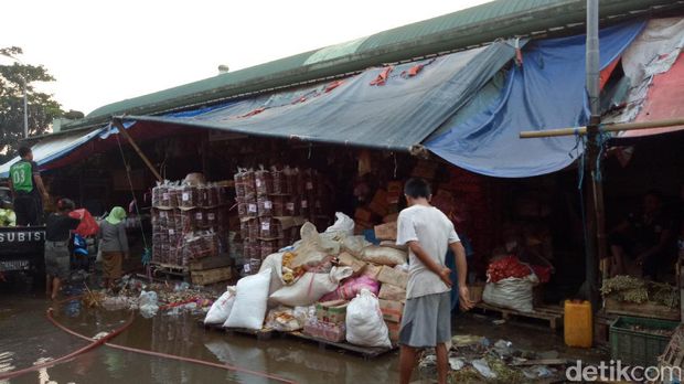 Pendinginan Masih Berlangsung, Pedagang di Kramat Jati Tetap Jualan