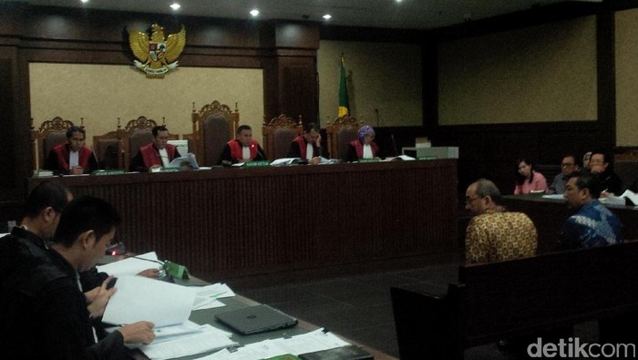 Saksi Dicecar soal Sewa Hotel yang Dipakai Patrialis di Batam