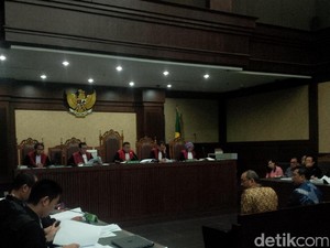Saksi Dicecar soal Sewa Hotel yang Dipakai Patrialis di Batam