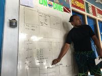 Isfan Dodent sedang menjelaskan rencana penyelaman (Kamal/detikTravel)