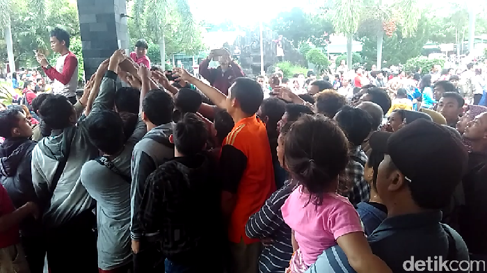 Penukaran Uang Baru di Blitar Diwarnai Kericuhan