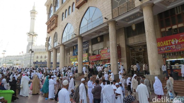 Keistimewaan Sarapan Di Depan Masjidil Haram