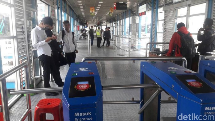 Ditutup karena Benda Mencurigakan, Halte TransJ Kuningan Dibuka Lagi