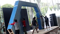 Para pekerja masih mengerjakan sejumlah properti penunjang turnamen.