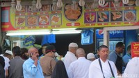 Keluar dari Masjidil Haram, biasanya jamaah umroh asal Indonesia akan menuju ke hotel di kawasan Ajyad atau Misfalah. Nah di samping Zamzam Tower atau Makkah Hilton Tower penuh dengan gerai kuliner (Fitraya/detikTravel)