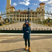 Mengenang Julia Perez saat memakai jilbab juga bisa dilihat ketika ia pergi ke Mesir. Selebriti yang meninggal di usia 36 tahun ini pernah berpose di Mesir mengenakan jilbab simpel warna biru. Jaket tebal berbulu lengan panjang serta boots cokelat memberikan penampilan yang modest. Foto: Instagram @juliaperrezz