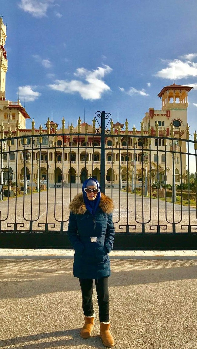 Mengenang Julia Perez saat memakai jilbab juga bisa dilihat ketika ia pergi ke Mesir. Selebriti yang meninggal di usia 36 tahun ini pernah berpose di Mesir mengenakan jilbab simpel warna biru. Jaket tebal berbulu lengan panjang serta boots cokelat memberikan penampilan yang modest. Foto: Instagram @juliaperrezz