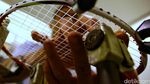 Mengintip Bengkel Reparasi Raket Badminton