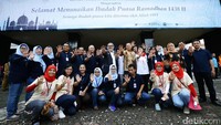 Dalam foto bersama terlihat, Direktur PNKPK Amri AK, Direktur JARAK Ahmad Marzuki, Dirjen Pembinaan Pengawasan Ketenagakerjaan dan K3 Maruli A Hasoloan, Plh Sekjen Kementerian Ketenagakerjaan Sugiarto Sumas, Deputy Director ILO Michiko Miyamoto, APSI Mashudi, Ketua Komisi Nasional Perlindungan Anak Arist Merdeka Sirait berfoto bersama dalam acara Stop Pekerja Anak.