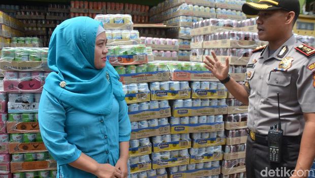  Personel Polresta Pekanbaru melakukan inspeksi mendadak (sidak) parsel dan minuman kaleng