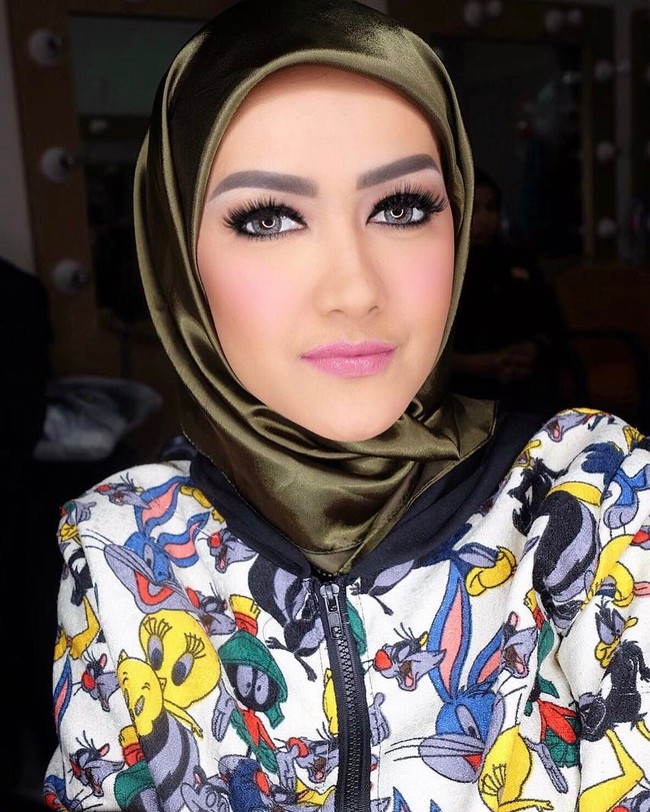 Almarhumah Julia Perez dulu dikenal dengan imej seksinya. Tak banyak yang tahu bahwa ia juga lulusan pesantren. Dalam foto-foto yang viral terungkap bahwa Jupe lulusan sebuah pesantren Al Ihya di Bogor.Foto: Instagram @juliaperrezz