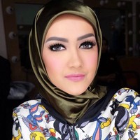 Julia Perez mengunggah foto ini saat Idul Adha 2016. Kala itu, Jupe tampak cantik ketika sedang pemotretan menggunakan jilbab praktis yang menutup sampai leher dengan gaun mewah berdetail. Foto ini diambil oleh fotografer terkenal Rio Motret dan headpiece dari Rinaldy Yunardi. Foto: Instagram @juliaperrezz