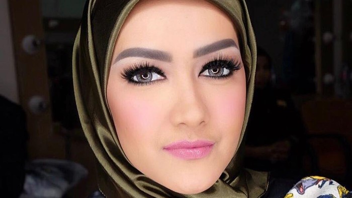 Julia Perez Jupe hijab jilbab
