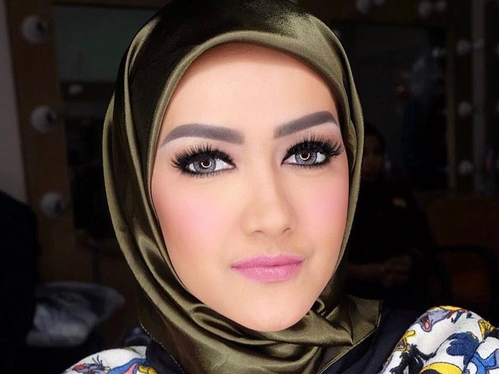 Julia Perez Jupe hijab jilbab