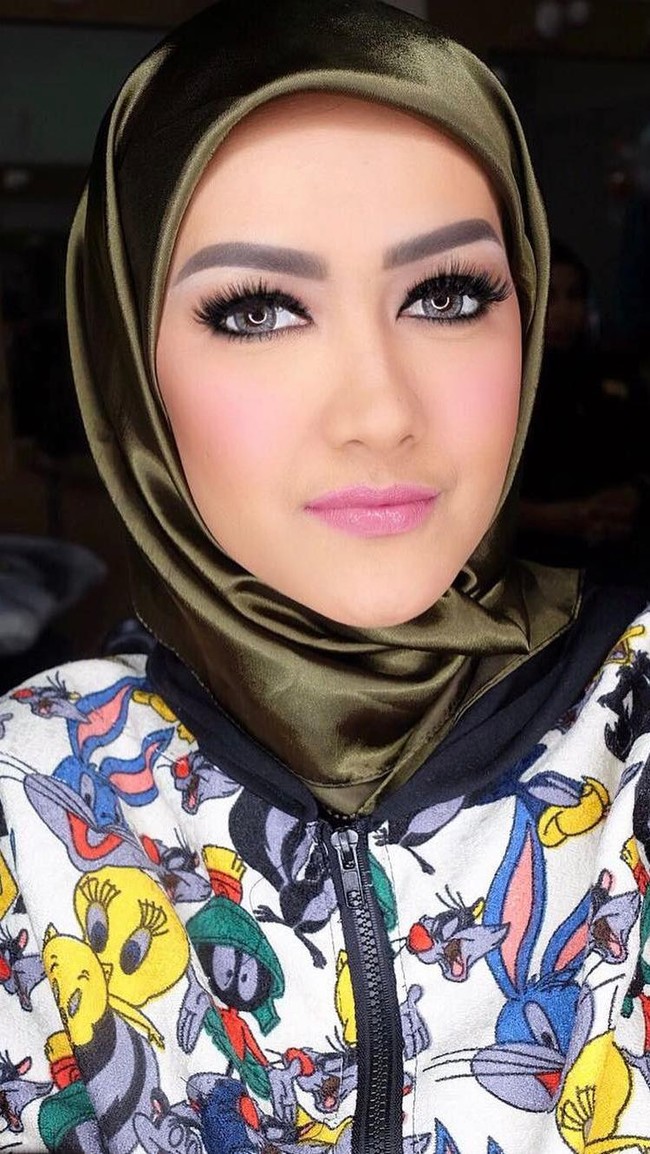 Julia Perez mengunggah foto ini saat Idul Adha 2016. Kala itu, Jupe tampak cantik ketika sedang pemotretan menggunakan jilbab praktis yang menutup sampai leher dengan gaun mewah berdetail. Foto ini diambil oleh fotografer terkenal Rio Motret dan headpiece dari Rinaldy Yunardi. Foto: Instagram @juliaperrezz